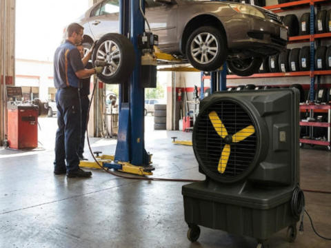 Raffrescatore Adiabatico Kaltermann in un'Officina Meccanica con Automobile Riparazione