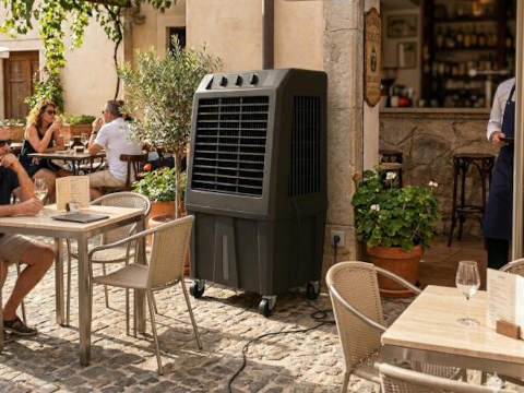 Raffrescatore Evaporativo Kaltermann nel Piazzale Esterno di un Bar